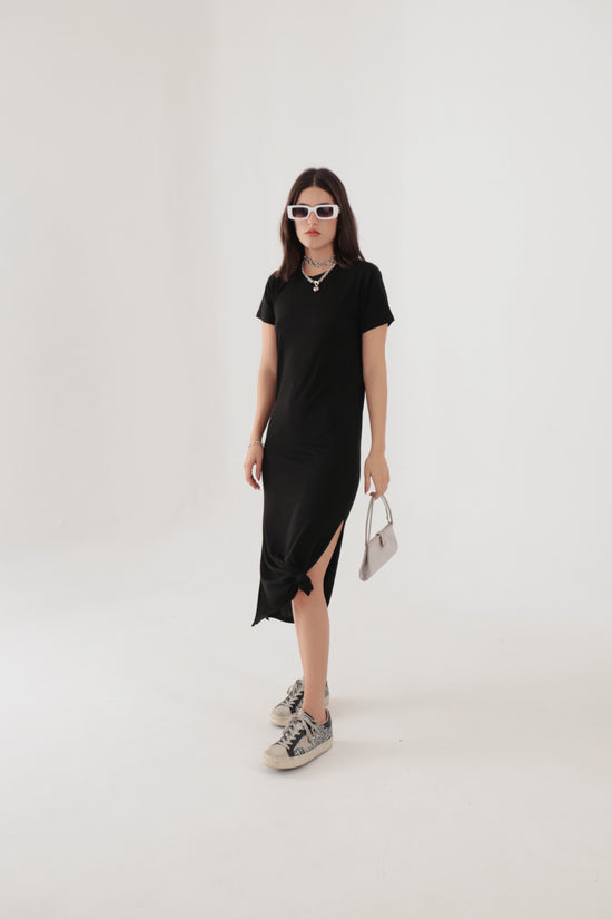 The easy yet cool black dress
